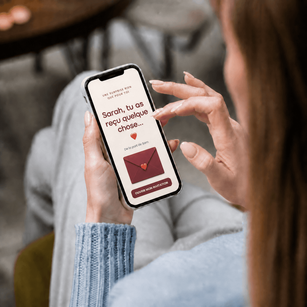 Une femme découvre une invitation UNIKDATE adressée à Sarah sur son téléphone
